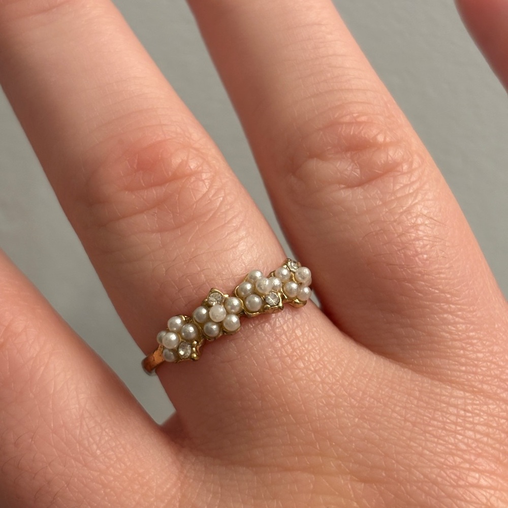 Elegant Costume Jewelry Flower Ring Size 8 1/2